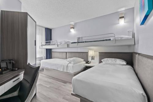 Habitación Cuádruple con 4 camas individuales - No fumadores del hotel Travelodge By Wyndham Montreal Centre. Foto 3