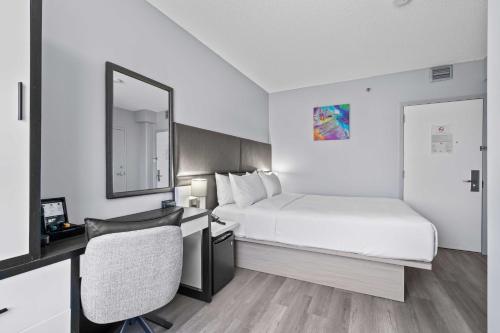 Habitación - No fumadores - Cama grande del hotel Travelodge By Wyndham Montreal Centre. Foto 5