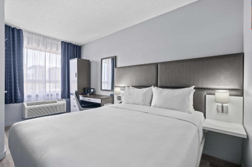 Habitación - No fumadores - Cama grande del hotel Travelodge By Wyndham Montreal Centre. Foto 6