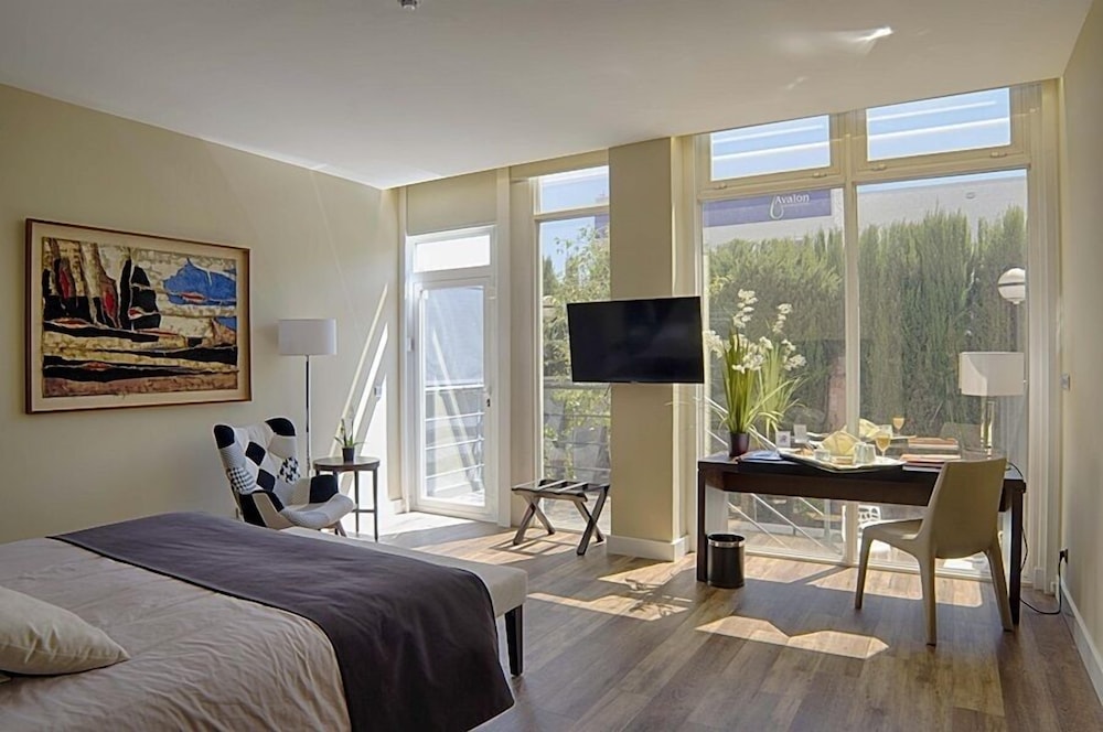 Habitación Deluxe doble, 1 cama de matrimonio grande, bañera de hidromasaje, vistas al jardín del hotel Majadahonda