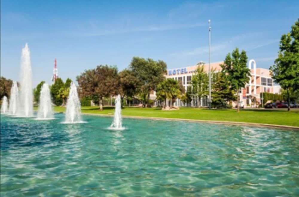 Habitación Deluxe doble, 1 cama de matrimonio grande, bañera de hidromasaje, vistas al jardín del hotel Majadahonda. Foto 5