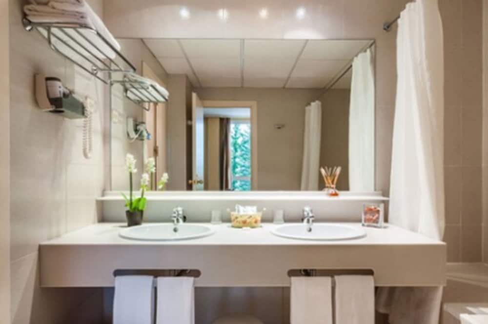 Habitación Deluxe doble, 1 cama de matrimonio grande, bañera de hidromasaje, vistas al jardín del hotel Majadahonda. Foto 6