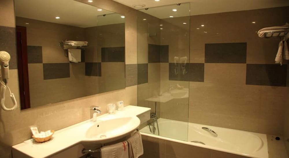 Habitación Triple Estándar del hotel Cesaraugusta. Foto 3