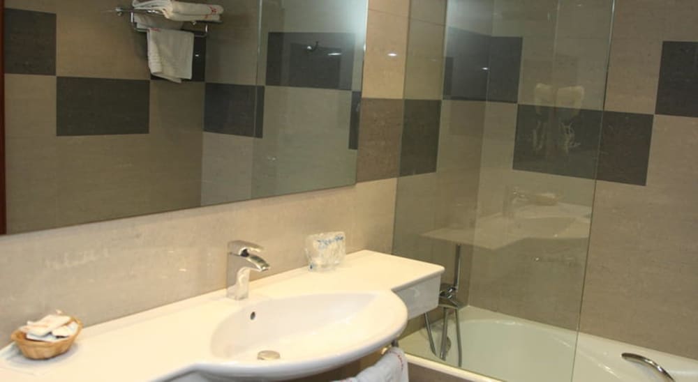 Habitación Triple Estándar del hotel Cesaraugusta. Foto 4