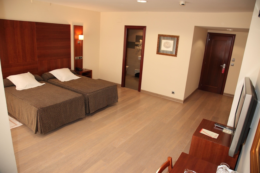 Habitación Cuádruple Estándar del hotel Cesaraugusta. Foto 1