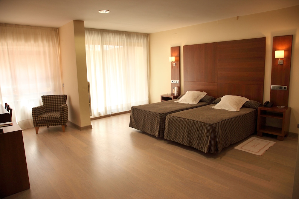 Habitación Cuádruple Estándar del hotel Cesaraugusta. Foto 2