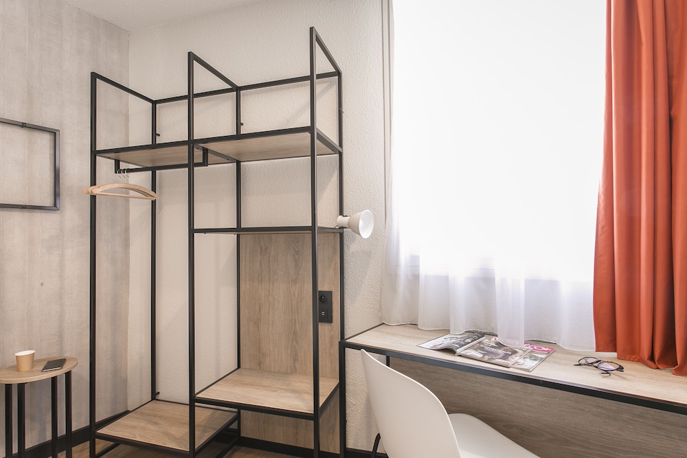 Habitación Estándar con 1 cama doble y 1 sofá - cama del hotel Ibis Avignon Sud. Foto 1