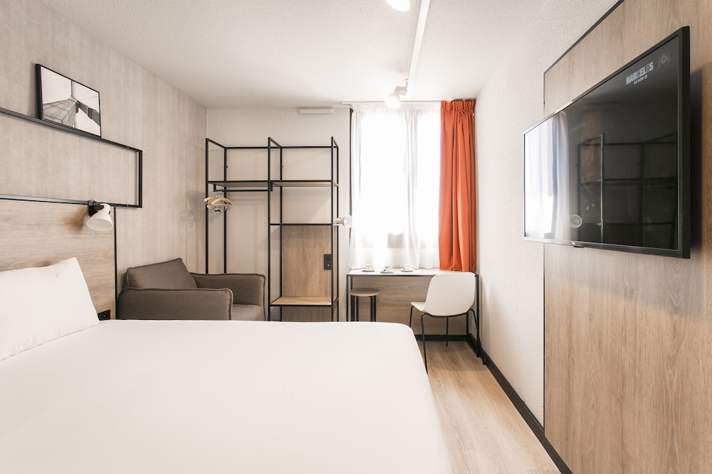Habitación Estándar con 1 cama doble y 1 sofá - cama del hotel Ibis Avignon Sud. Foto 6
