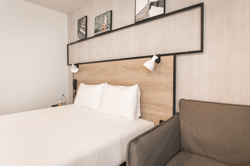 Habitación Estándar con 1 cama doble y 1 sofá - cama del hotel Ibis Avignon Sud. Foto 7