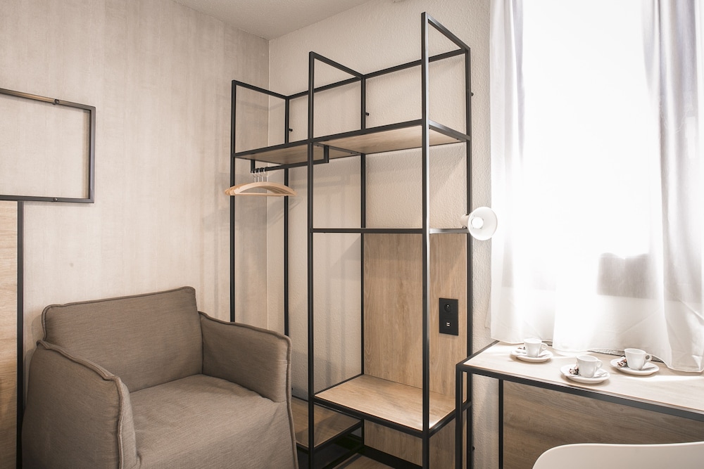 Habitación Estándar con 1 cama doble y 1 sofá - cama del hotel Ibis Avignon Sud. Foto 8