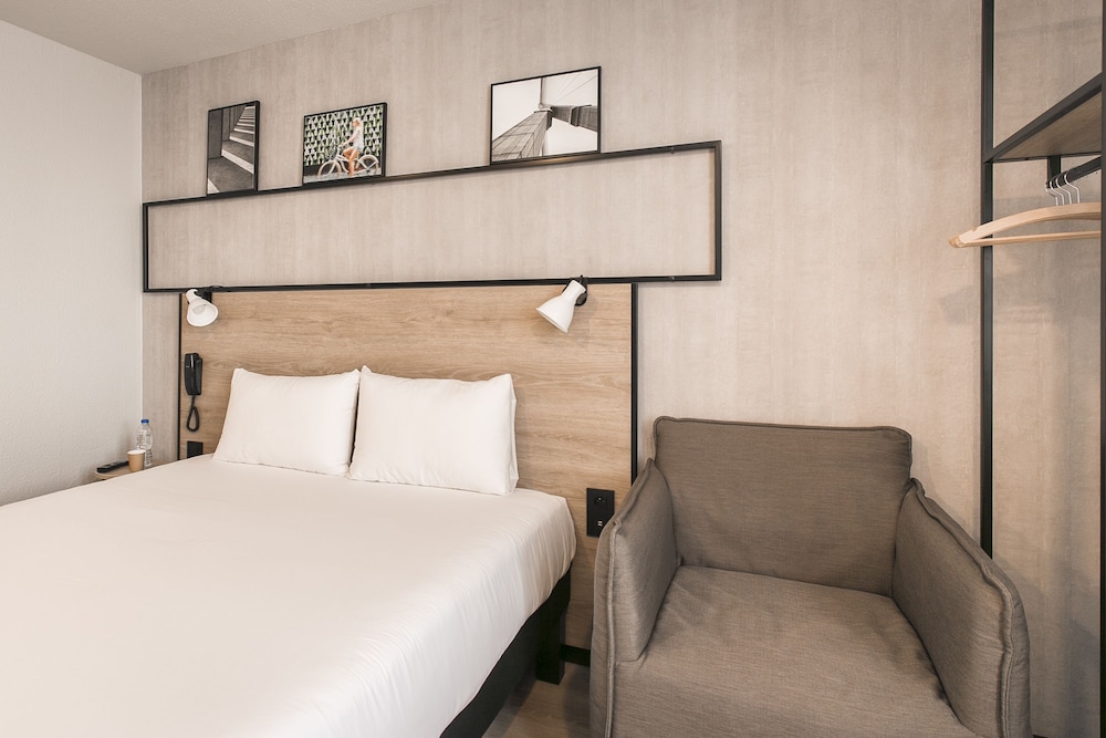 Habitación Estándar con 1 cama doble y 1 sofá - cama del hotel Ibis Avignon Sud. Foto 10