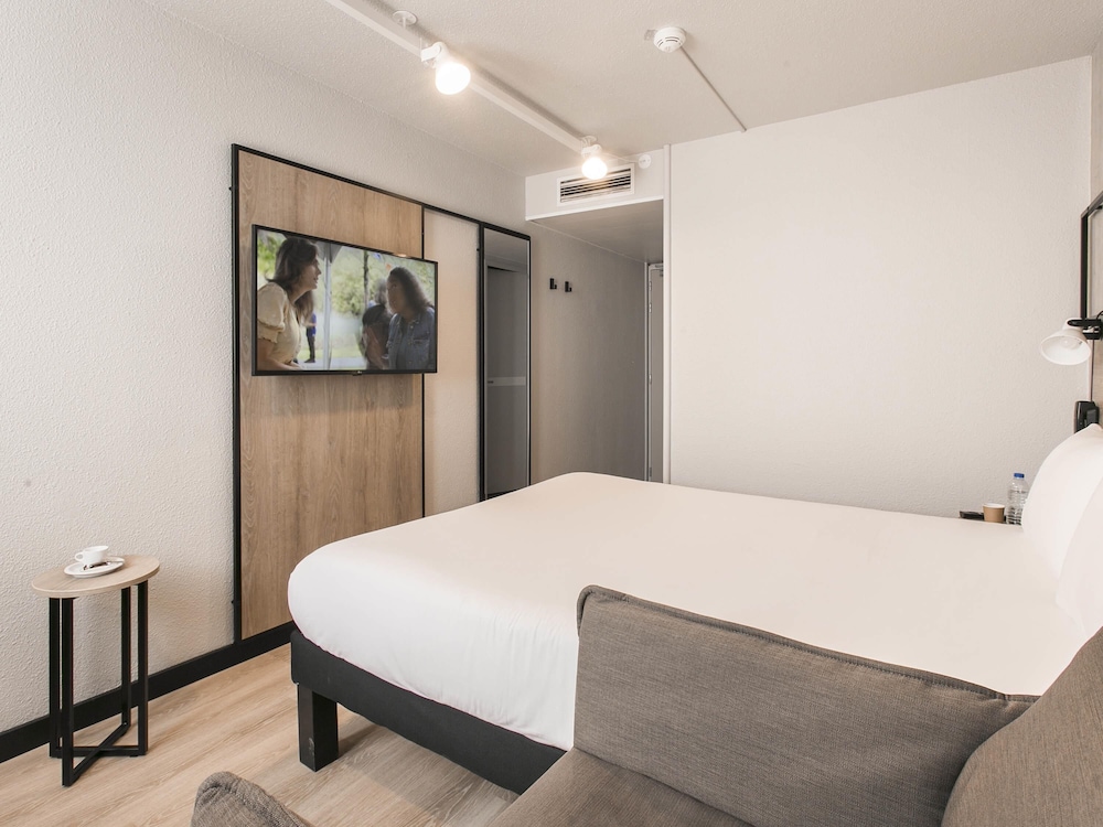 Habitación Estándar con 1 cama doble y 1 sofá - cama del hotel Ibis Avignon Sud. Foto 11