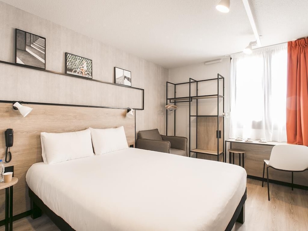 Habitación Estándar con 1 cama doble y 1 sofá - cama del hotel Ibis Avignon Sud. Foto 14