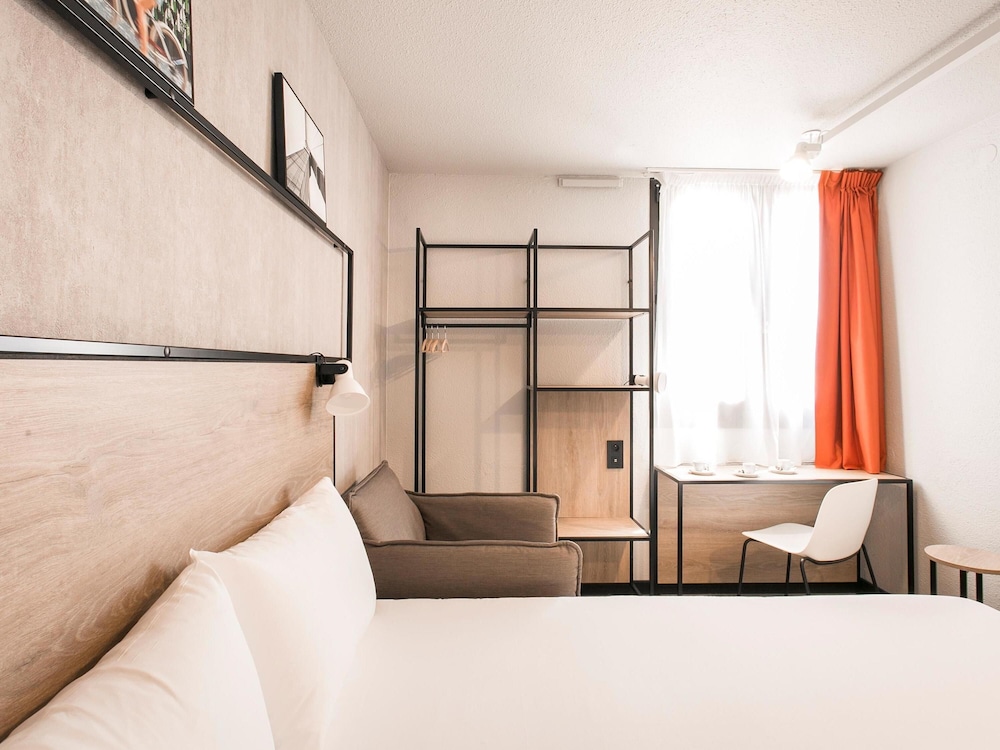 Habitación Estándar con 1 cama doble y 1 sofá - cama del hotel Ibis Avignon Sud. Foto 16