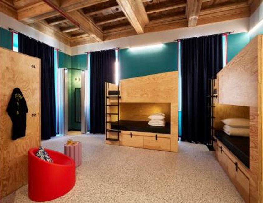 Cama en habitación compartida mixta de 6 camas del hotel JO&JOE Roma. Foto 4