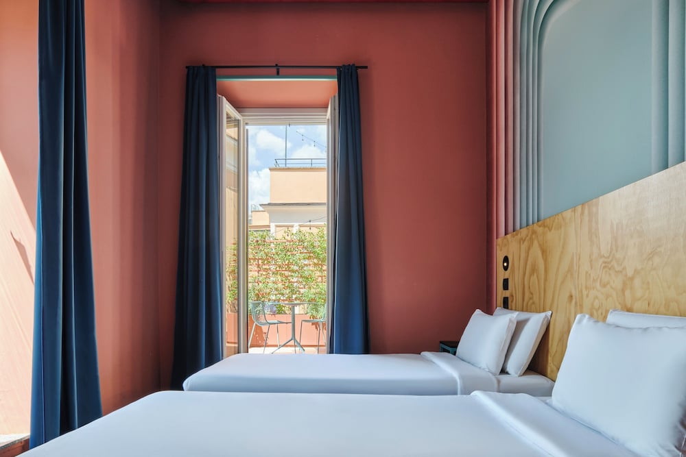 HABITACIÓN DOBLE CON DOS CAMAS Y TERRAZA del hotel JO&JOE Roma. Foto 1