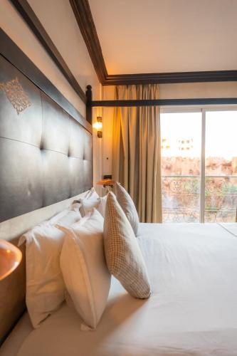 Suite con cama extragrande del hotel Imperial Holiday and Spa