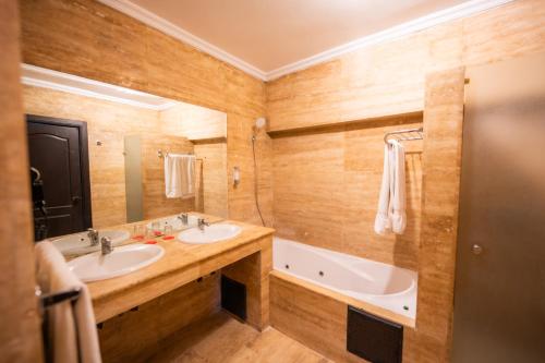 Suite con cama extragrande del hotel Imperial Holiday and Spa. Foto 7