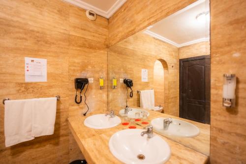 Suite con cama extragrande del hotel Imperial Holiday and Spa. Foto 8