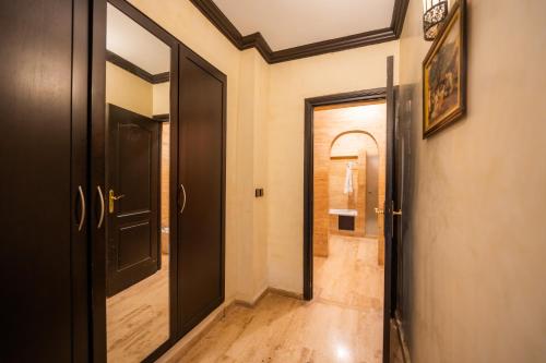 Suite con cama extragrande del hotel Imperial Holiday and Spa. Foto 9
