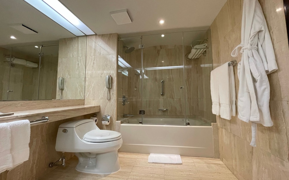 Habitación Premier 1 King del hotel Swissôtel Lima. Foto 7