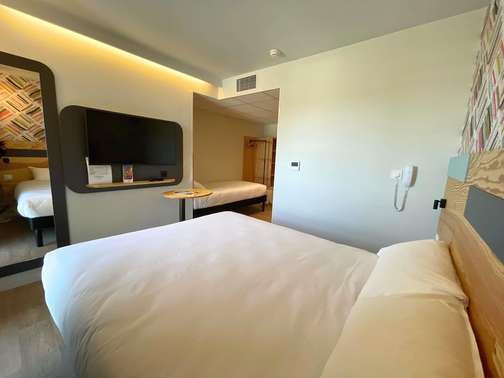 Habitación Pop con cama doble e individual del hotel greet hotel Castets Coeur des Landes. Foto 4