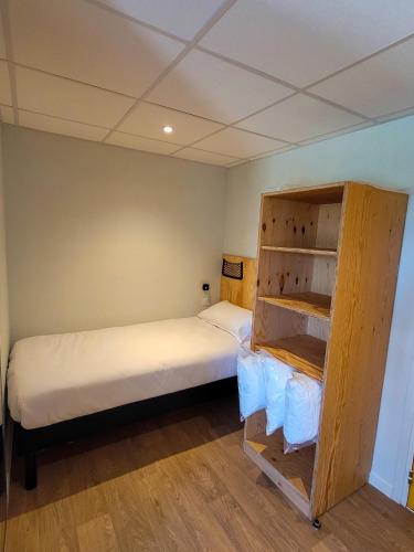 Habitación quíntuple Sofá Cama incluido 3 camas individuales 1 Cama Individual 1 Cama doble del hotel greet hotel Castets Coeur des Landes. Foto 1