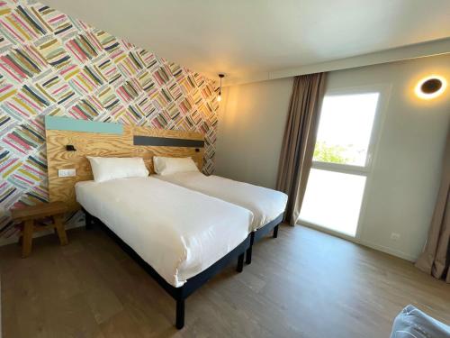 Habitación quíntuple Sofá Cama incluido 3 camas individuales 1 Cama Individual 1 Cama doble del hotel greet hotel Castets Coeur des Landes. Foto 5