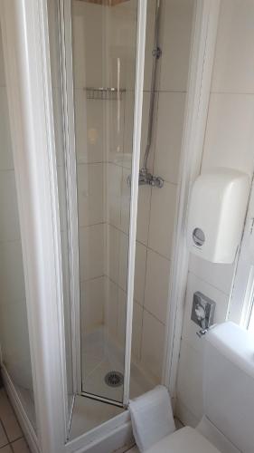 Habitación Doble con baño privado - 2 camas del hotel Le Montclair Montmartre by River - Hostel. Foto 2