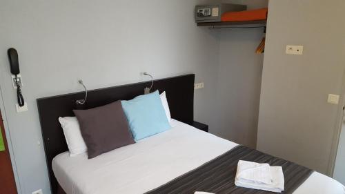 Habitación Doble con baño privado del hotel Le Montclair Montmartre by River - Hostel. Foto 2