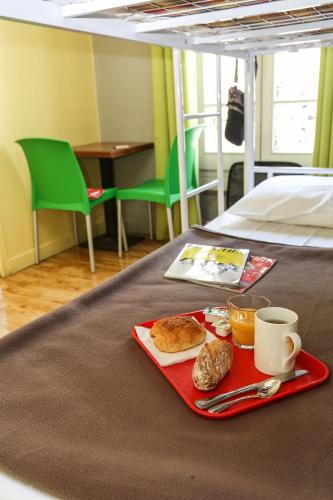 Cama en habitación compartida mixta con 6 camas y baño privado del hotel Le Montclair Montmartre by River - Hostel