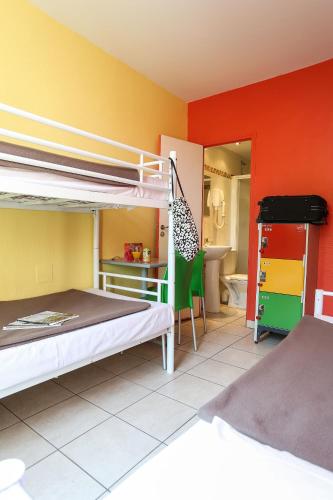 Cama en habitación femenina compartida de 4 camas del hotel Le Montclair Montmartre by River - Hostel. Foto 1