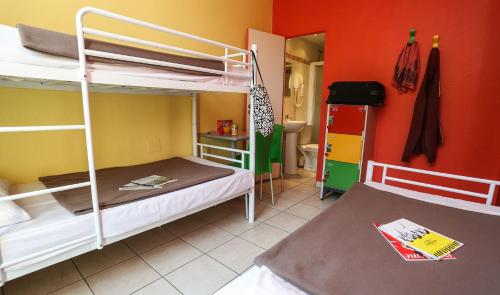 Cama en habitación femenina compartida de 4 camas del hotel Le Montclair Montmartre by River - Hostel. Foto 2