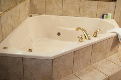 Suite con bañera de hidromasaje - Cama extragrande del hotel SLEEP INN y SUITES BUFFALO AIRPORT. Foto 5