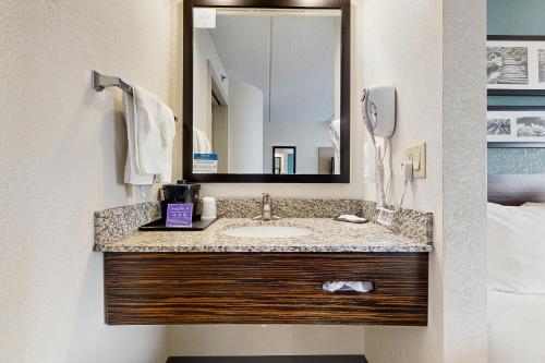 Habitación Doble con 2 camas dobles - No fumadores del hotel SLEEP INN y SUITES BUFFALO AIRPORT. Foto 2