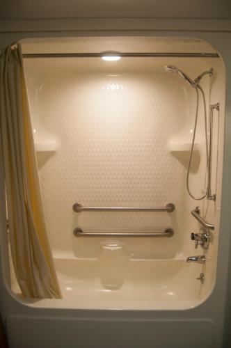 Habitación con cama grande - No fumadores - Adaptada para personas de movilidad reducida (solo bañera) del hotel SLEEP INN y SUITES BUFFALO AIRPORT. Foto 3