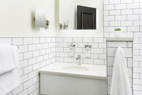 Habitación Deluxe con cama extragrande y sofá cama del hotel The Gregorian. Foto 3