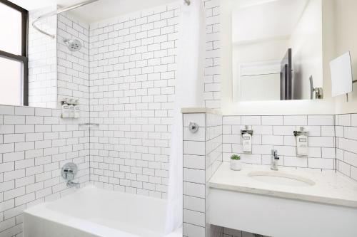 Habitación Doble - 2 camas dobles del hotel The Gregorian. Foto 6