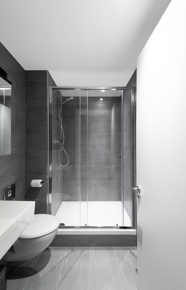 Estudio Confort, baño privado del hotel The Residen. Foto 12