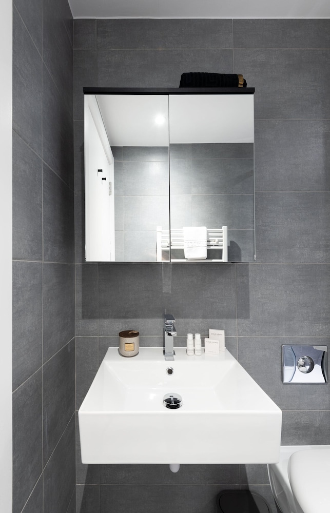 Estudio Confort, baño privado del hotel The Residen. Foto 13