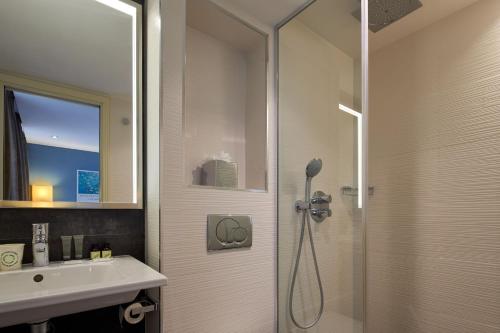Habitación Doble Clásica con ducha del hotel Grand Hotel Malher. Foto 3