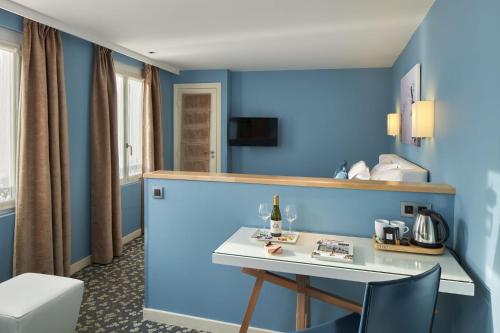Habitación Triple con bañera del hotel Grand Hotel Malher. Foto 4