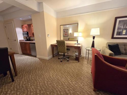 Suite Elite de 1 dormitorio adaptada con cama grande del hotel San Carlos. Foto 3