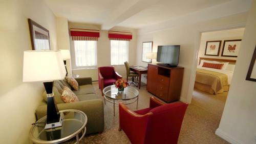 Suite Elite de 1 dormitorio con cama extragrande del hotel San Carlos. Foto 1