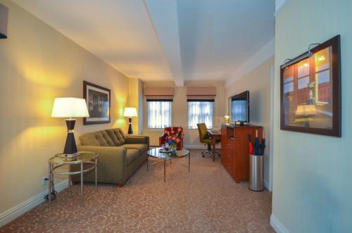 Suite Premier con cama grande, 1 baño completo y baño con aseo y lavabo del hotel San Carlos. Foto 1