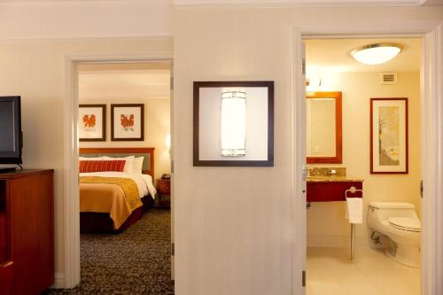 Suite Premier con cama grande, 1 baño completo y baño con aseo y lavabo del hotel San Carlos. Foto 5