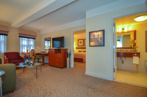 Suite Premier con cama extragrande, 1 baño completo y baño con aseo y lavabo del hotel San Carlos. Foto 3