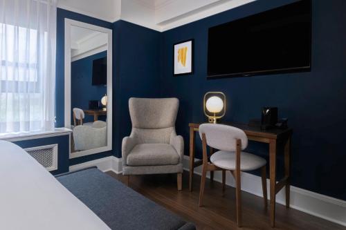 Habitación Premium - cama extragrande - Adaptada para personas con discapacidad del hotel voco The Franklin New York. Foto 3