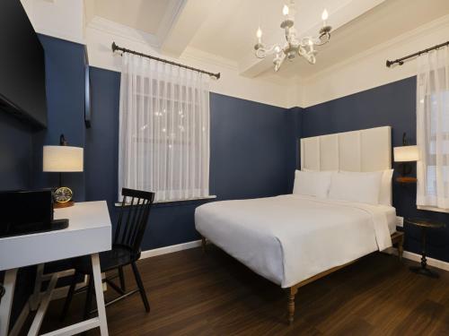 Habitación Doble con ducha accesible en silla de ruedas - Adaptada para personas con movilidad reducida - No fumadores del hotel voco The Franklin New York. Foto 1