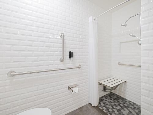 Habitación Doble con ducha accesible en silla de ruedas - Adaptada para personas con movilidad reducida - No fumadores del hotel voco The Franklin New York. Foto 2